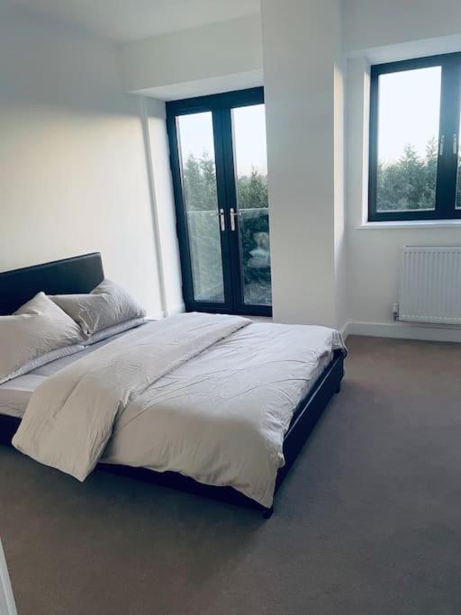 New One Bedroom Luxury Apartment In Solihull Bagian luar foto