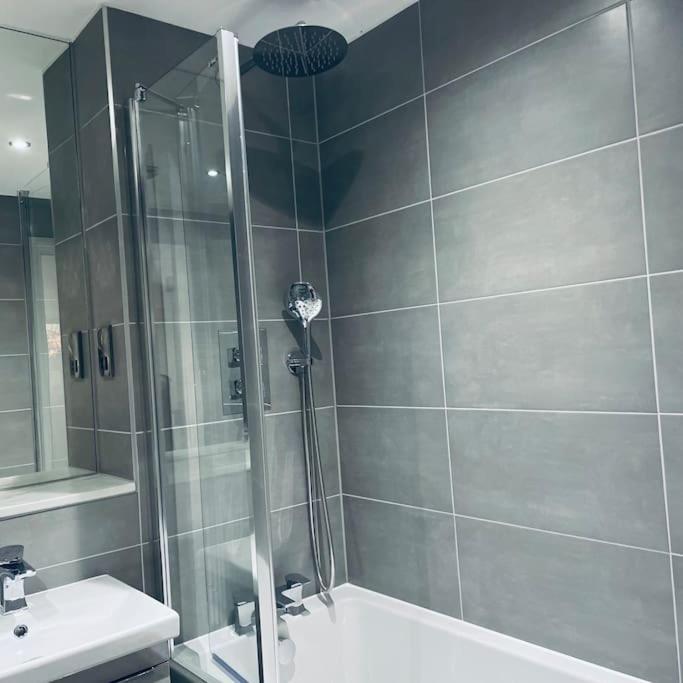 New One Bedroom Luxury Apartment In Solihull Bagian luar foto